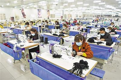 p>  欣荣村的制衣工厂生产线一派繁忙,村民在家门口就业,生产的内衣